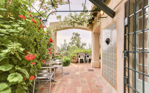 L'Oustalounet: Property, Building, Real Estate, Architecture, Botany, House, Walkway, Courtyard, Garden, Plant