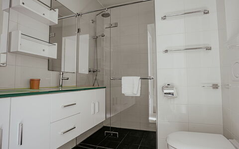 De Zeeparel: Plumbing Fixture, Flooring, Bathroom, Interior Design, Bathroom Sink, Floor, Sink, Bathroom Cabinet, Tap, Plumbing