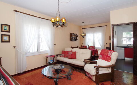 Alberes: Picture Frame, Furniture, Property, Couch, Table, Decoration, Wood, Comfort, Lighting, Interior Design