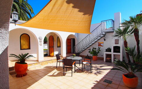 Alberes: Plant, Sky, Property, Flowerpot, Houseplant, Shade, Chair, Outdoor Furniture, Interior Design, Residential Area