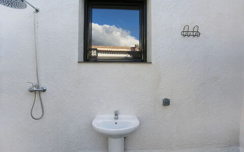 Gunella: Wall, Property, Bathroom, Room, Plumbing Fixture, Architecture, Plaster, Window, House, Toilet