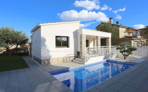 Gunella: Property, House, Building, Home, Architecture, Real Estate, Residential Area, Villa, Swimming Pool, Facade