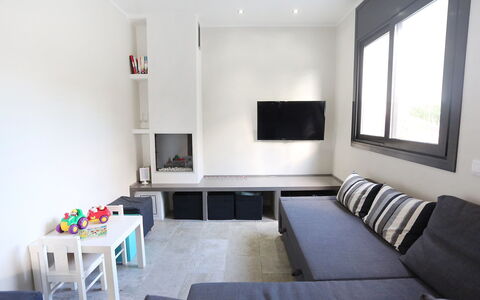 Gunella: Room, Property, Furniture, Living Room, Interior Design, Building, Table, House, Coffee Table, Floor