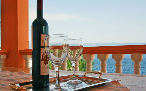 Damjanović: Sky, Bottle, Tableware, Drinkware, Wine, Water, Stemware, Table, Barware