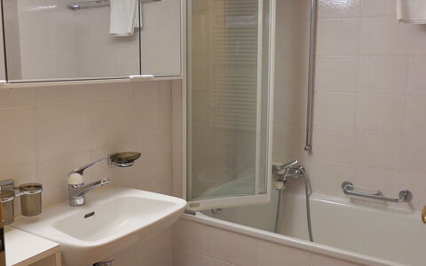 Chesa Frizzoni: Brown, Tap, Plumbing Fixture, Sink, Bathtub, Bathroom, Bathroom Sink, Shower Head, Shower
