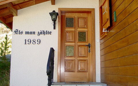 Als Man Zählte 1989: Plant, Building, Door, Wood, Wall, Home Door, Facade, Real Estate, Siding