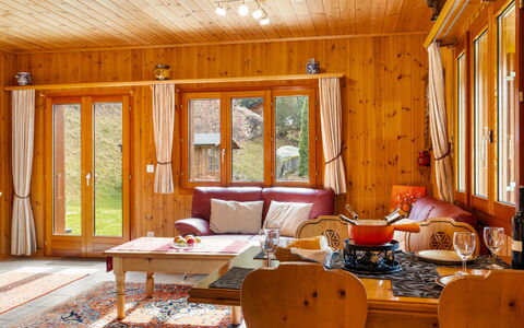 Als Man Zählte 1989: Property, Furniture, Building, Table, Wood, Window, Interior Design, Comfort, Shade, Chair