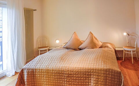 Chesa Vuorcha: Furniture, Comfort, Wood, Building, Window, Interior Design, Bed Frame, Flooring, Floor, Shade