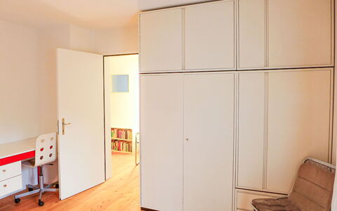 Chesa Vuorcha: Furniture, Cabinetry, Building, Comfort, Wood, Flooring, Interior Design, Floor, Door