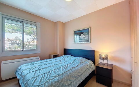 Saint Sordelin: Bed, Bedroom, Interior Design, Bed Sheet, Wall, Bedding, Furniture, Floor, Room, Wood