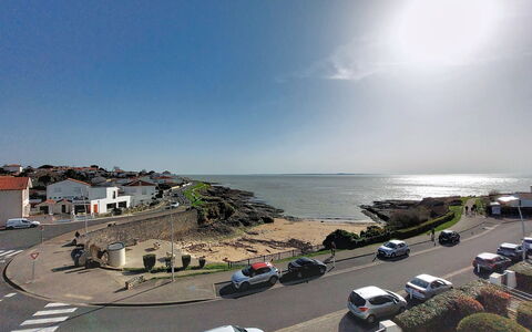 Saint Sordelin: Car, Coast, Coastal And Oceanic Landforms, Sea, Shore, Ocean, Family Car, Beach, Bay, Luxury Vehicle