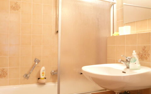 Berchtesgaden 300: Brown, Tap, Plumbing Fixture, Sink, Property, Bathroom Sink, Bathroom, Mirror, Purple