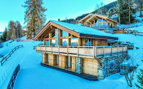 Chalet Flocon de Neige: Sky, Building, Snow, Window, Tree, House, Slope, Wood, Plant, Cottage