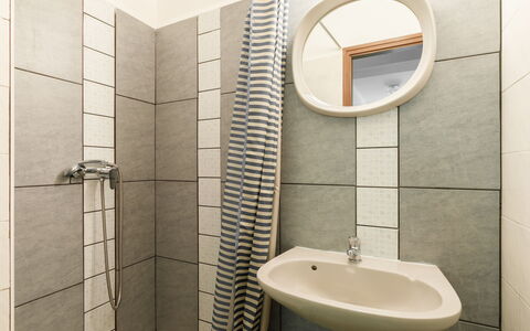 Picea: Brown, Mirror, Plumbing Fixture, Tap, Sink, Property, Bathroom Sink, Bathroom, Building, Lighting
