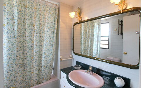 Vistamar: Mirror, Tap, Plumbing Fixture, Sink, Property, Bathroom Sink, Bathroom, Lighting, Purple, Interior Design