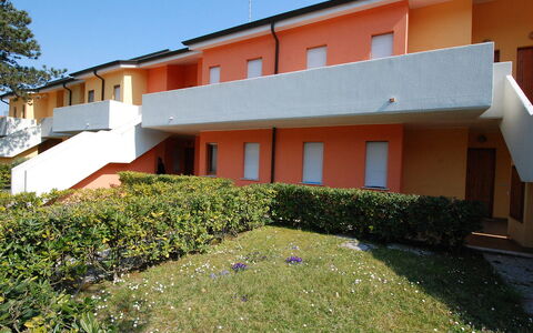 Villaggio Nautilus: Plant, Sky, Window, Building, Land Lot, Grass, Residential Area, Tree, Facade