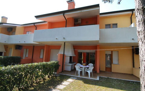 Villaggio Nautilus: Building, Property, Plant, Sky, Window, Land Lot, Residential Area, Cottage, House, Facade