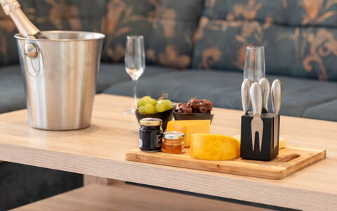 Norddeich 780: Food, Table, Furniture, Tableware, Drinkware, Dishware, Serveware, Wood, Interior Design, Ingredient