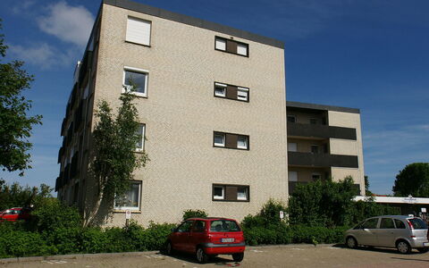 Norddeich 780: Car, Plant, Wheel, Sky, Vehicle, Building, Property, Window