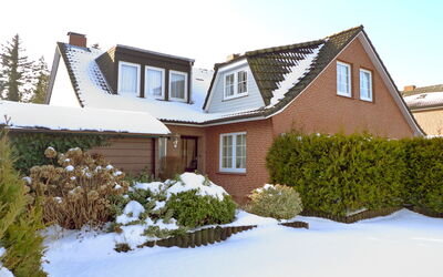 Norddeich 794: Plant, Sky, Building, Snow, Window, Property, House, Tree, Slope, Cottage