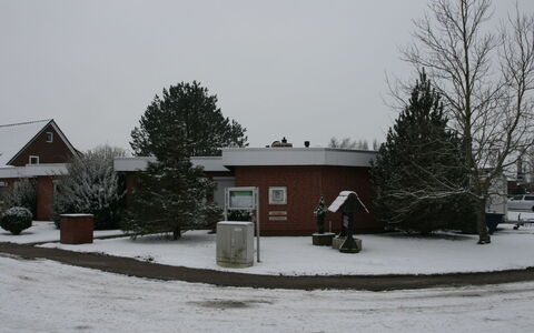 Norddeich 765: Plant, Sky, Snow, Building, Tree, Window, Land Lot, House, Neighbourhood, Freezing