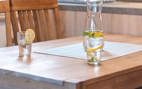 Norddeich 716: Table, Tableware, Furniture, Drinkware, Barware, Plant, Water, Wood, Drink, Stemware