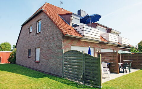 Kluntje: Sky, Building, Plant, House, Tree, Land Lot, Grass, Wood, Cottage, Natural Landscape