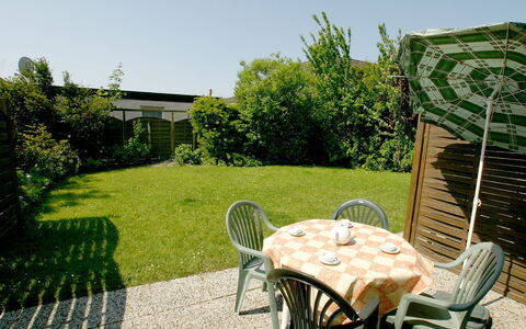 Kluntje: Plant, Sky, Property, Green, Chair, Shade, Outdoor Furniture, Building, Interior Design, Table