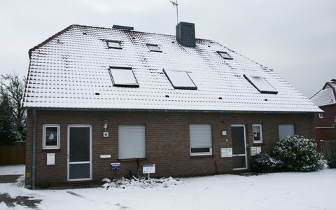 Kluntje: Sky, Building, Cloud, Snow, Property, Window, Plant, House, Door, Tree