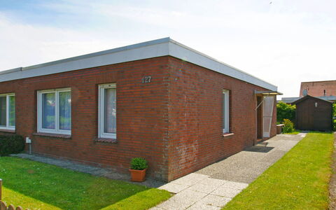 Störtebeker: Building, Sky, Cloud, Plant, Property, Window, Brickwork, House, Brick, Land Lot