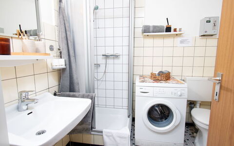 Störtebeker: Laundry Room, Mirror, Sink, Property, Plumbing Fixture, Washing Machine, Tap, Clothes Dryer, Bathroom, Black