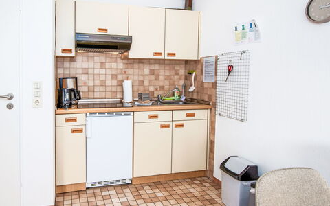 Teetied: Major Appliance, Interior Design, Kitchen, Kitchen Appliance, Furniture, Flooring, Countertop, Floor, Cabinetry, Room