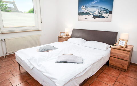 Teetied: Bed, Furniture, Bedroom, Interior Design, Bedding, Bed Sheet, Wood, Floor, Flooring, Room