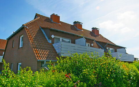 Teetied: Plant, Sky, Building, Flower, Window, Cloud, Natural Landscape, House, Land Lot, Vegetation