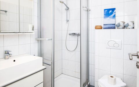 Teetied: Interior Design, Plumbing Fixture, Floor, Flooring, Bathroom, Plumbing, Apartment, Sink, Room, Ceiling