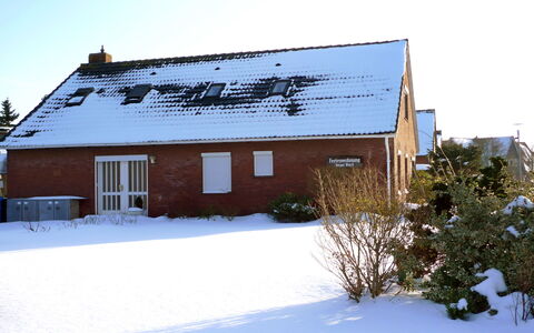 Norddeich 781: Snow, Plant, Property, Sky, Window, Building, House, Slope, Tree, Cottage