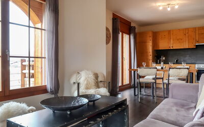 Ferme de Sandra F2 657.4: Table, Furniture, Property, Comfort, Building, Living Room, Window, Wood, Interior Design, Chair