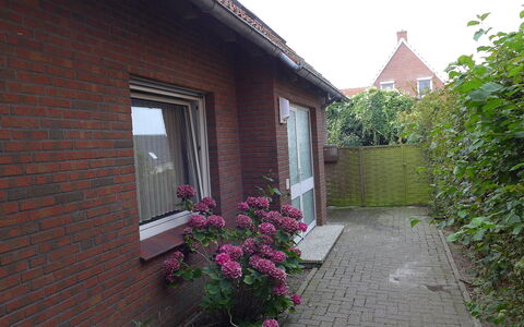 Blinkfeuer: Property, House, Building, Cottage, Wall, Flower, Home, Plant, Real Estate, Window
