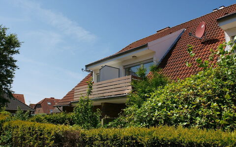 Blinkfeuer: House, Residential Area, Roof, Property, Home, Vegetation, Architecture, Sky, Building, Neighbourhood