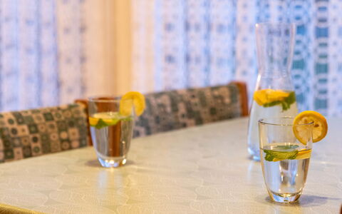 Windrad: Table, Flower, Drinkware, Furniture, Water, Tableware, Interior Design, Wood, Alcoholic Beverage, Drink