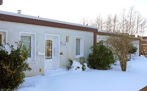 Windrad: Building, Plant, Snow, Property, Window, Sky, Door, House, Tree, Land Lot