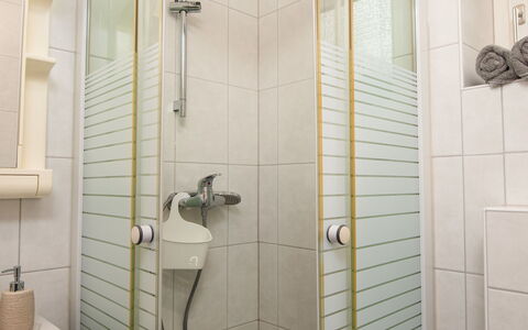 Norddeich 740: Plumbing Fixture, Bathroom, Shower, Shower Head, Floor, Flooring, Plumbing, Composite Material, Wood