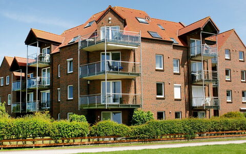 Baltrum-Badestrasse: Sky, Plant, Building, Daytime, Property, Window, Urban Design, Neighbourhood, Residential Area
