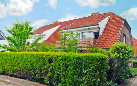 Scholle: Plant, Cloud, Sky, Property, Building, Vegetation, Land Lot, Window, Natural Landscape, Urban Design
