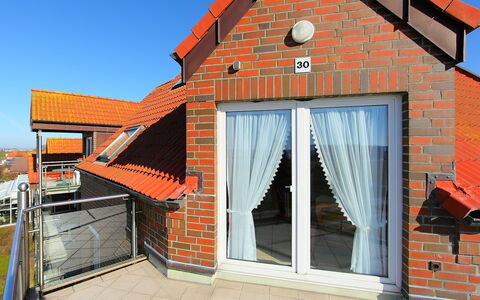 Meerblick: Property, Sky, Building, Shade, Wood, Orange, Architecture, Curtain, Door, Neighbourhood