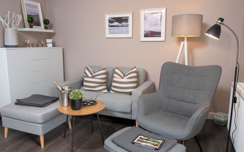 Langeoog: Furniture, Picture Frame, Property, Building, Comfort, Couch, Lighting, Table, House, Wood