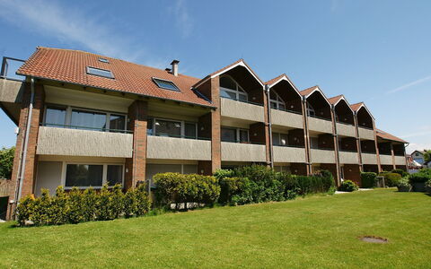 Am Deich: Sky, Plant, Building, Window, Land Lot, Tree, Urban Design, Shade, Grass, Residential Area