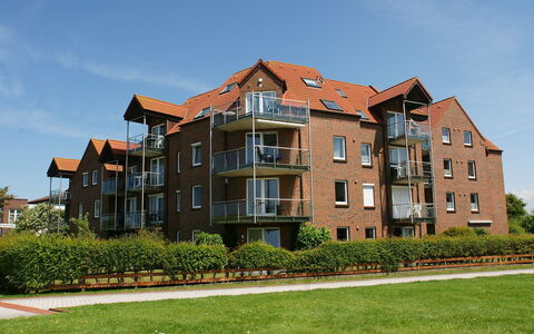 Borkum: Sky, Plant, Building, Cloud, Window, Tree, Land Lot, Urban Design, Grass, Condominium