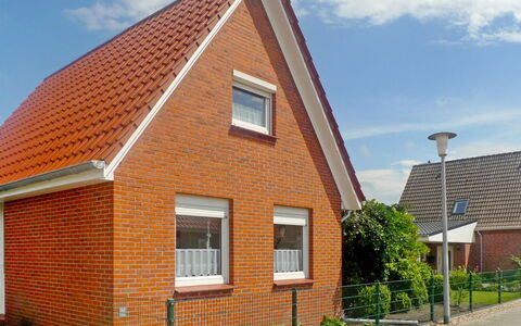 Hexenhuus: Plant, Cloud, Sky, Building, Window, Street Light, Land Lot, Brick, House
