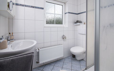 Norddeich 796: Plumbing Fixture, Property, Tap, Building, Sink, Bathroom, Window, Purple, Bathtub, Bathroom Sink